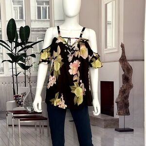 Bold Elements Sunday Blk Floral Cold Shoulder Style Top. Size L. P4/A456